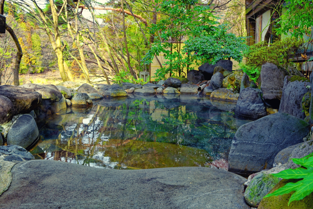 The outdoor hot spring area at the Matsuya Hotel, Kinugawa Hot Springs.
#japan #photography #travel #photo #kirt #cathey #tokyodotphoto #nikon #street #nature #culture