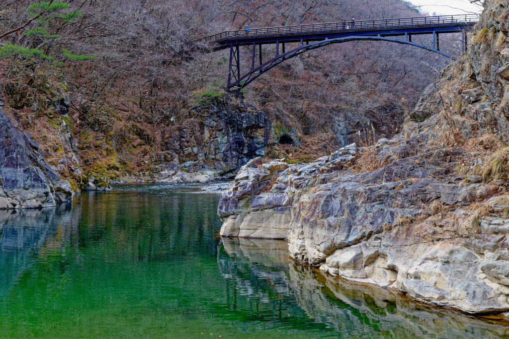 The bridge overlooking the King Dragon Gorge.
#japan #photography #travel #photo #kirt #cathey #tokyodotphoto #nikon #nature #culture #river #blue #green #bridge